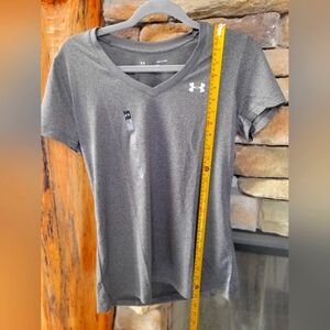 💰⏳️Under Armour Small V- Neck Loose Tee NWT